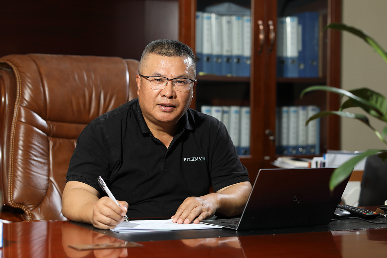 貝騰科技創(chuàng)始人郭應(yīng)輝榮獲 2024 年深圳市寶安區(qū)工匠稱號(hào)